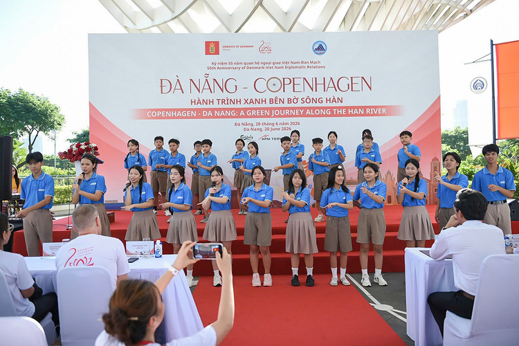 Đoàn đạp xe di chuyển qua các cây cầu bên sông Hàn