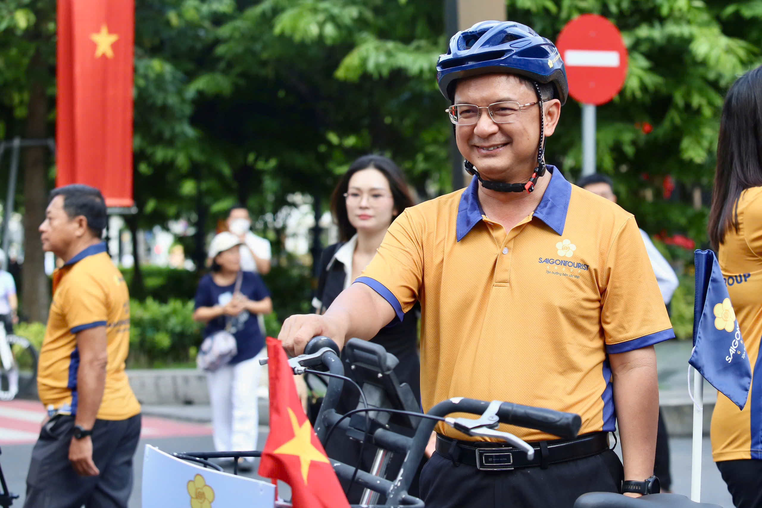 Ông Nguyễn Mạnh Cường tham gia diễu hành cùng người dân
