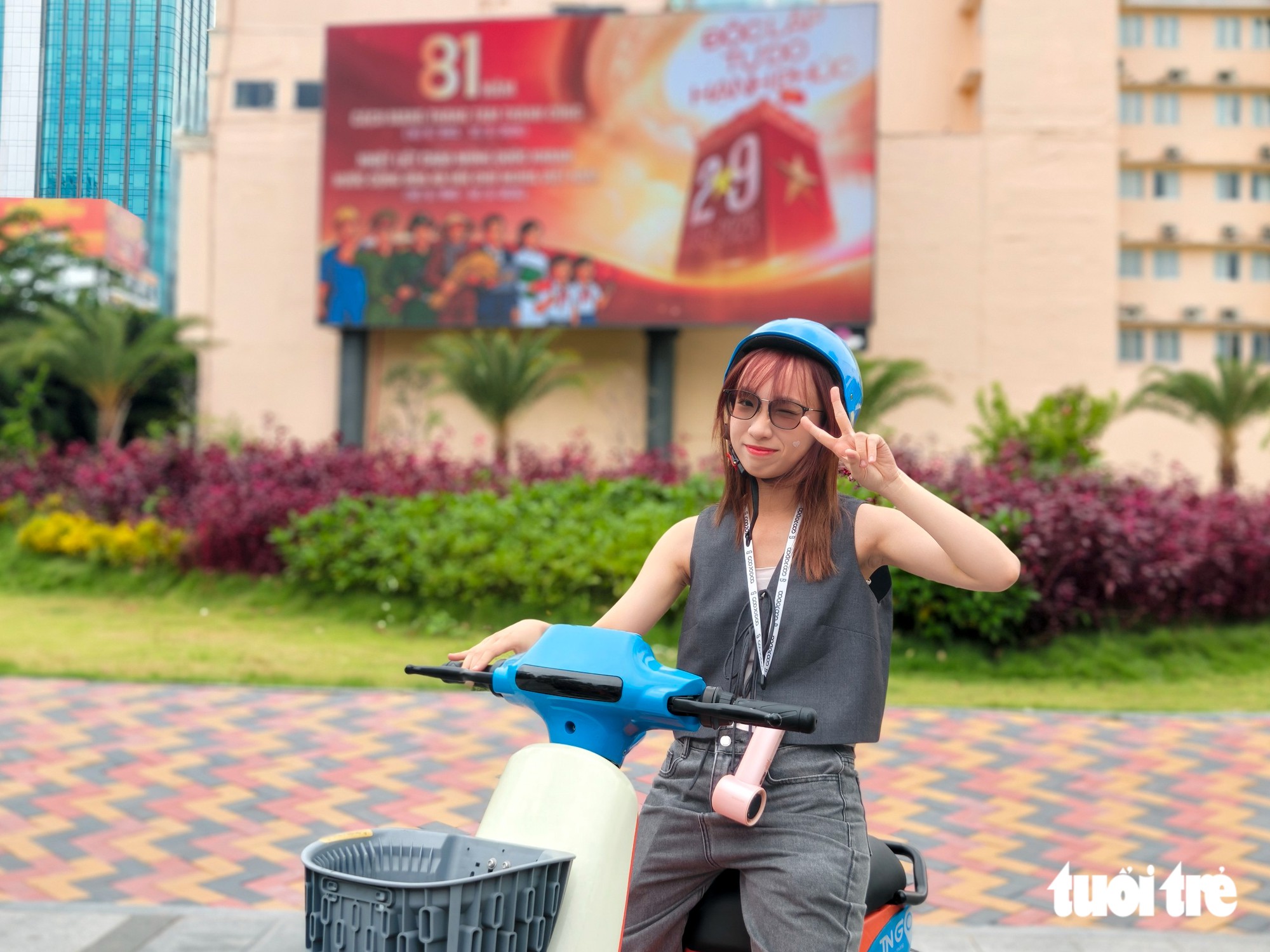 Vi vu trung tâm TP.HCM dịp lễ 2-9 bằng giao thông công cộng - Ảnh 15.