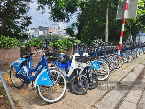 Du khách trải nghiệm xe đạp điện công cộng