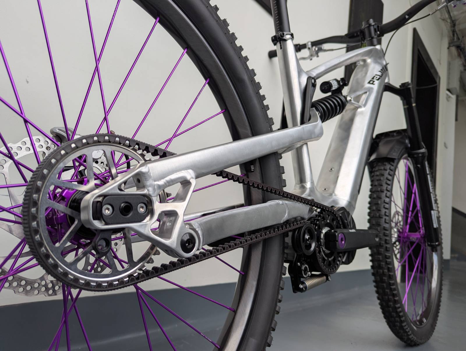 Alutech ePelmo — một trong những mẫu e-MTB đầu tiên dùng GD8, kết hợp dây curoa Gates