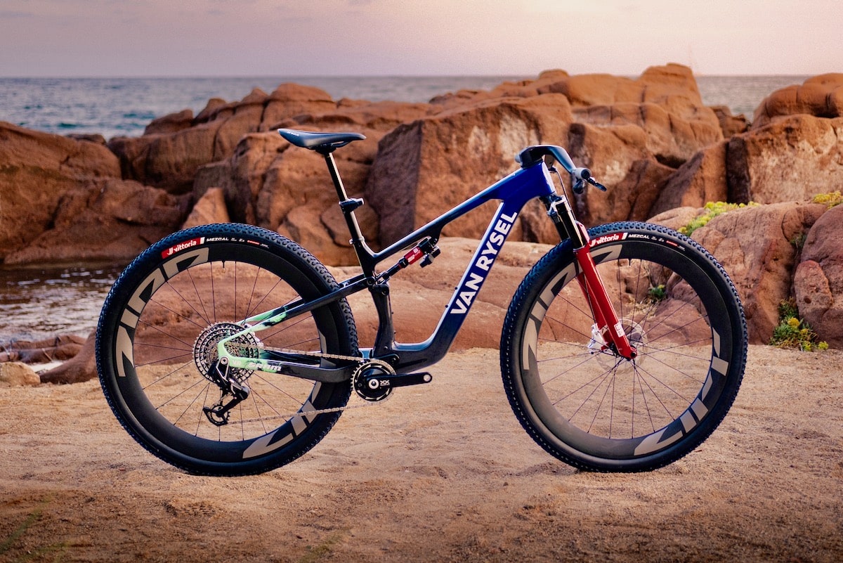 Van Rysel RCR-XC với bộ truyền động SRAM XX và bánh carbon Zipp